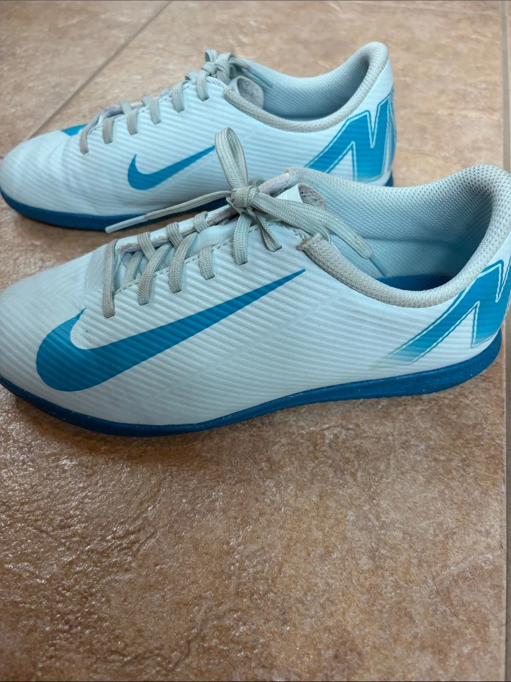 Nike Mercurial Vapor 16 Club indoor soccer sneakers